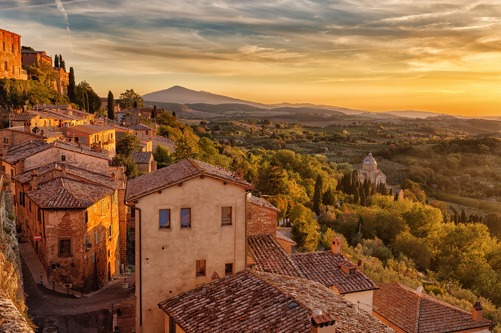 Borgo toscano al tramonto - cosa vedere a montepulciano