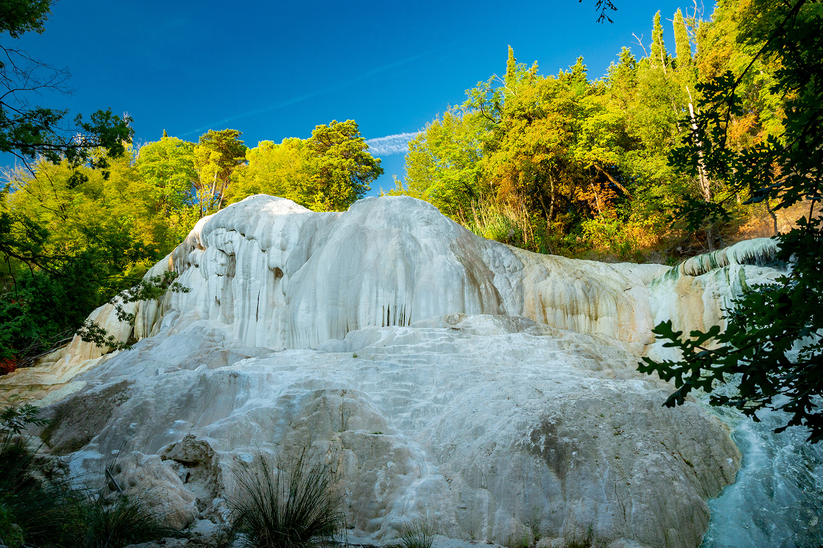 Cascate termali di travertino bianco