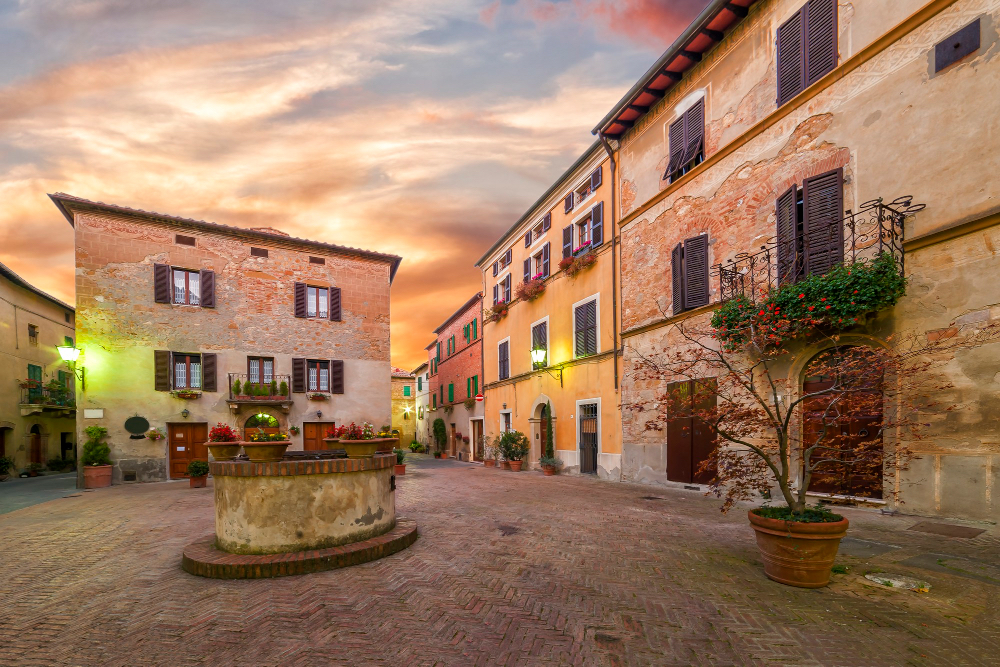 Piazza di un borgo medievale - cosa vedere a pienza